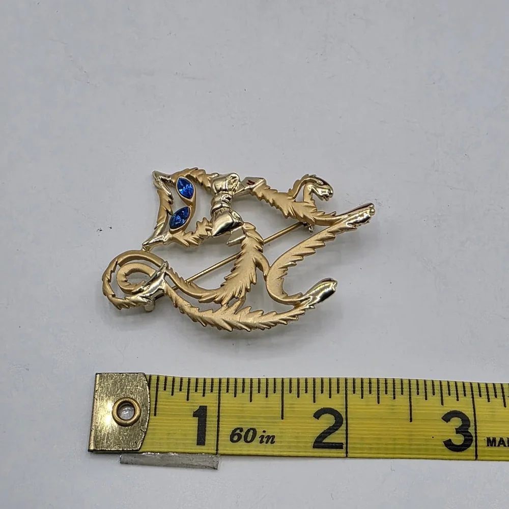 Vintage Gold Tone Textured‎ Cat Brooch Blue Rhinestone Eyes Bow Tie Pin 2 Inch